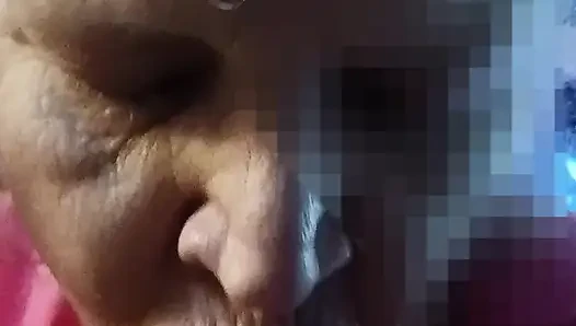 Bu adama sakso çekmemi izle! Ateşli orta yaşlı seksi kadın sakso çekiyor!