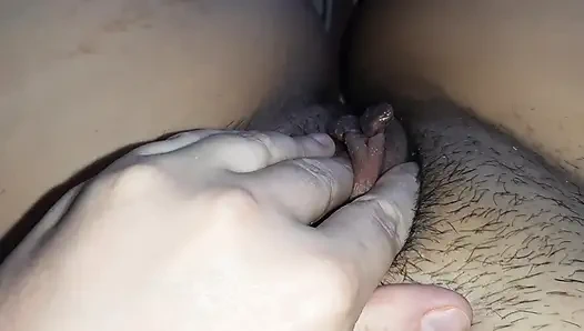 Kız boşalana kadar şişmiş kıllı amına mastürbasyon yapıyor