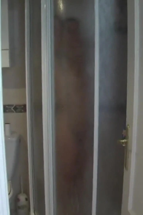 Beyaz kız duş alıyor, bak ne kadar ateşli