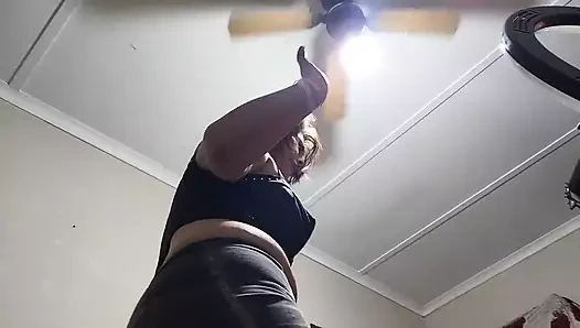 Eş değiştirme partisinde rastgele orta yaşlı seksi kadın yarağımı emiyor ve amına döl boşaltıyor