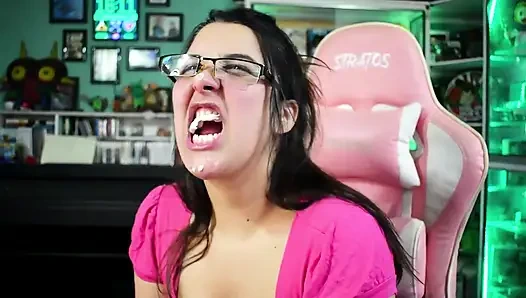 Oyuncu kız yakın çekim çift sakız baloncukları - tavşan looner