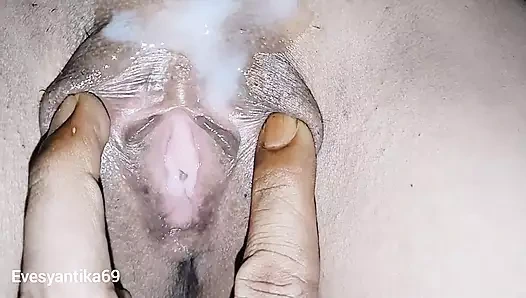 Viral indonesia.my alışveriş merkezi park görevlisiyle amcık fışkırtıyor ve aynı zamanda üç kez amcığımın üzerinde sikişiyor