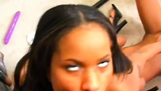 Dört lezbiyen orospular kahrolası ile oyuncaklar ve strapon