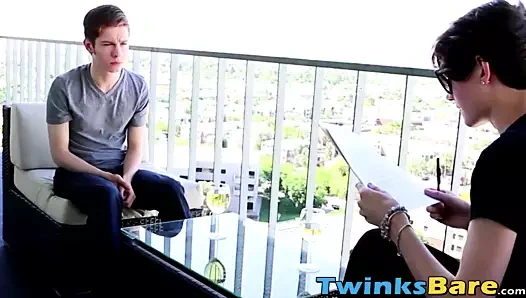 Genç erkekler eyersiz ve özensiz emme ile birbirlerini lütfen