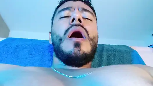 Edepsizce konuşuyor ve çok yüksek sesle inliyor - çok fazla yağ ile mastürbasyon