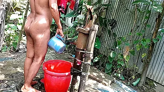 Köy üvey kız kardeşimi dışarıda banyo yaparken siktim.