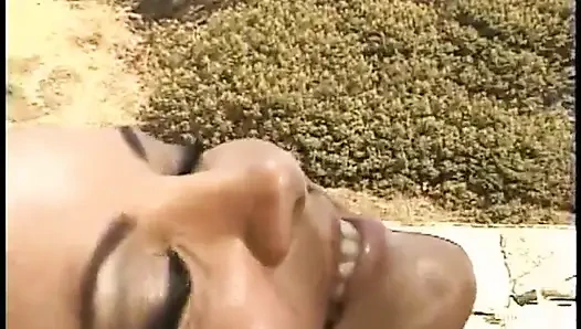 Güzel askılı esmer kadın kıllı sert siktiriyor