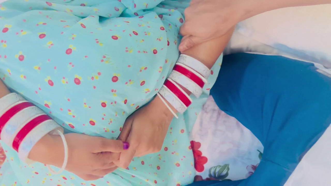 सौतेला बेटा युवा सौतेली मम्मी से गंदी बात करता है और वह चुदाई के लिए तैयार है