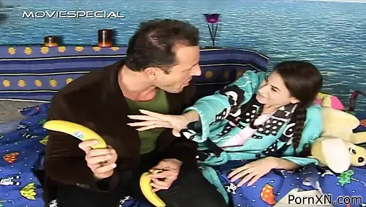 Islak tatlı kız şişman bir yarak alıyor