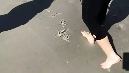 Kayınvalidenin ayakları sahilde hareket halinde