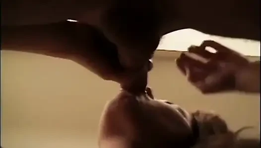 Sevimli esmer ateşli bir sakso çekiyor