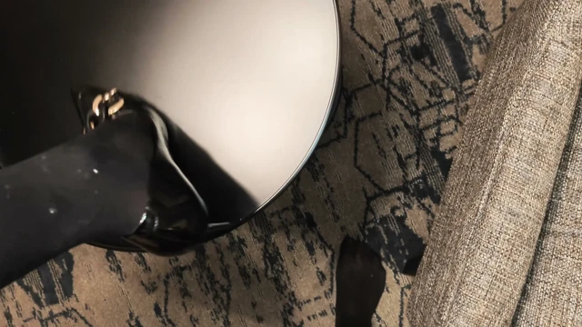 Otel odasında travesti çoraplarına ve topuklu ayakkabılarına boşalıyor