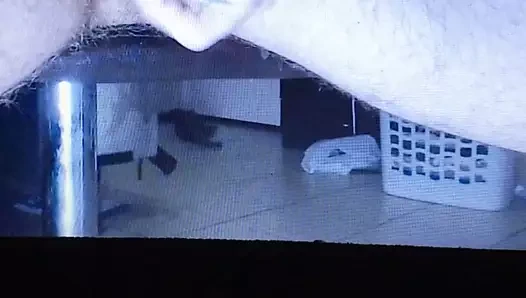 İri fıstık adam düşük asılı toplarını çekiyor ve sallıyor