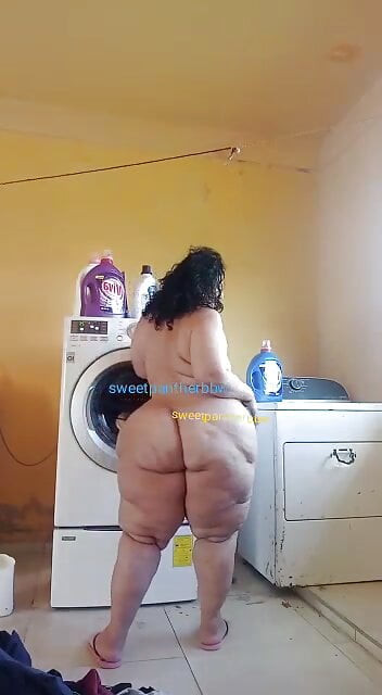 Kıyafetlerimi çıplak yıkamayı seviyorum, bu beni çok sıcak yapıyor ve eğer komşu beni görürse daha da çok..... mmmm