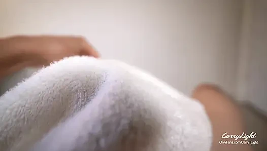 Üvey anne üvey oğlunu mastürbasyon yaparken yakaladı ve evde yokken hızlı boşalmasına yardım etti El feneri orta yaşlı seksi kadın