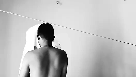 Ev yapımı ateşli çiftler siyah beyaz sikişiyor