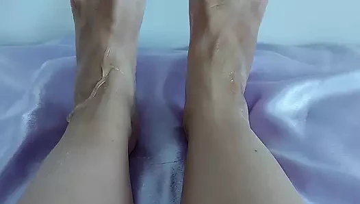 Kırmızı vernik, kayganlaştırıcı ve tükürme ile ayak fetişi