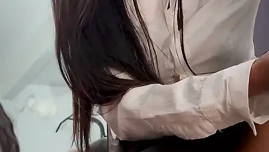 Üniversiteli üniformalı kız mastürbasyon yapıyor