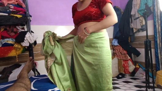 Beutyfull ateşli yenge büyük yarağını çıkarıyor ve sonra yağmurlu gecede amını sikiyor.