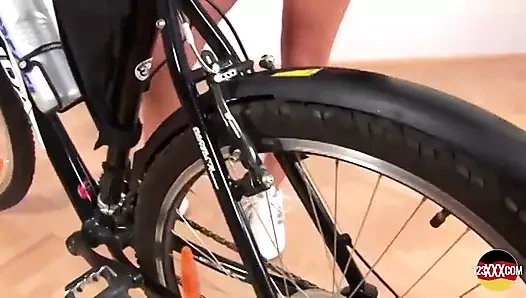 Küçük memeli Alman sürtük bisiklete bindikten sonra sıcak döl yiyor