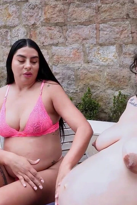 Evli Adam, Aynı Zamanda Evli Ve Hamile Olan Iki Kadınla Birlikte Olma Hayalini Gerçekleştirir