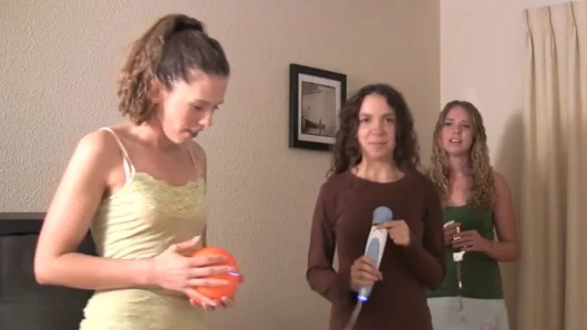 Striptiz basketbolu oyunuyla sahayı tutuşturıyorlar