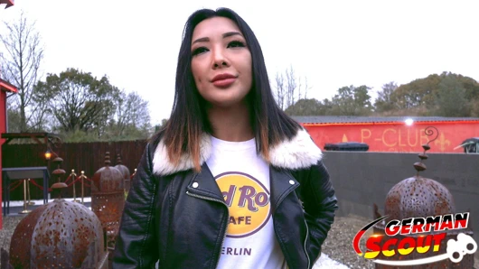 Alman izci - sevimli taylandlı genç sokak oyuncularını becermek için ayartmak