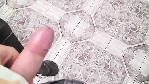 Esmer orta yaşlı seksi latin edepsiz amatör adam onu filme alırken yarak emmeyi seviyor