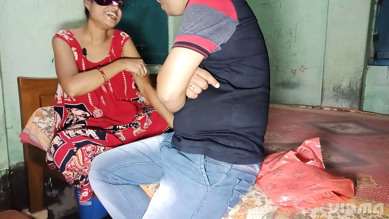 Hintli Bangali Pinki Vabi'nin doğum günüydü ve kayınbiraderi hediye alarak gelmişti, Vabi'yi iyice sikti.