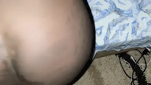 Zenci hatun erkek arkadaşını ziyaret ettikten sonra domalarak sikiliyor