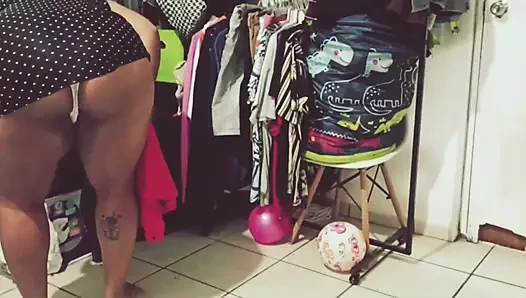 Meksikalı tombul iri güzel kadın odayı temizliyor