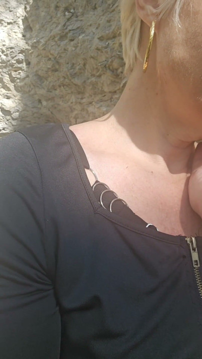 Sophie orta yaşlı seksi kadın ormanda amını siktirmek için iyi bir yarak arıyor | Klip 1