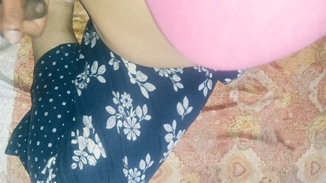 Güzel Hint Üvey Anne, Üvey Oğlu Tarafından Amı ve Götü Sertçe Sikiliyor