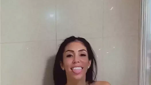 Ssicilia duşta tamamen çıplak