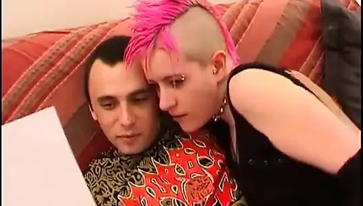 Mohindili vahşi sürtük dildoyla mastürbasyon yapıyor