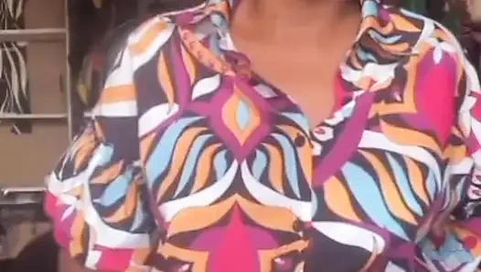 Azgın bir annenin sevgilisi için dükkanında şişman amını oynamasının halka açık mastürbasyonu