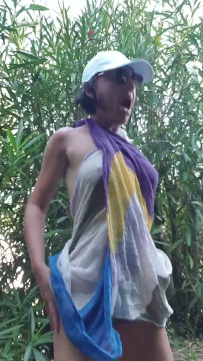 Orta yaşlı seksi kadın herkesin içinde | Klip 2