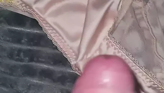 Üvey annenin külotu boşalıyor. Büyük döl.