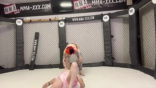 Pvc üvey anne mma kafesinde kadın kılıklıya işkence ediyor - uyluk kontrolü ve aşağılama