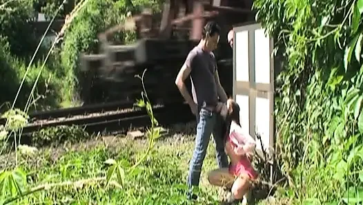 Seksi genç kız üvey babası ve arkadaşı tarafından herkesin içinde sikiliyor