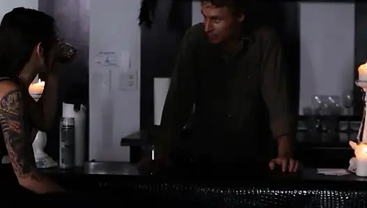 Genç lezbiyenler birbirini yemektedir