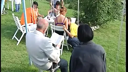 Alman bayanlar açık havada iki adamı memnun etmek için burada