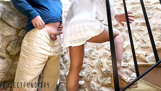 Beyaz sıkı bodycon elbiseli kızla merdivenlerde açık havada şipşek