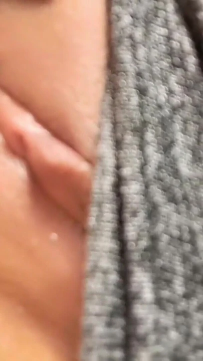 Üvey oğlum beni mastürbasyon yaparken yakaladı ve karşı koyamadı | Klip 1