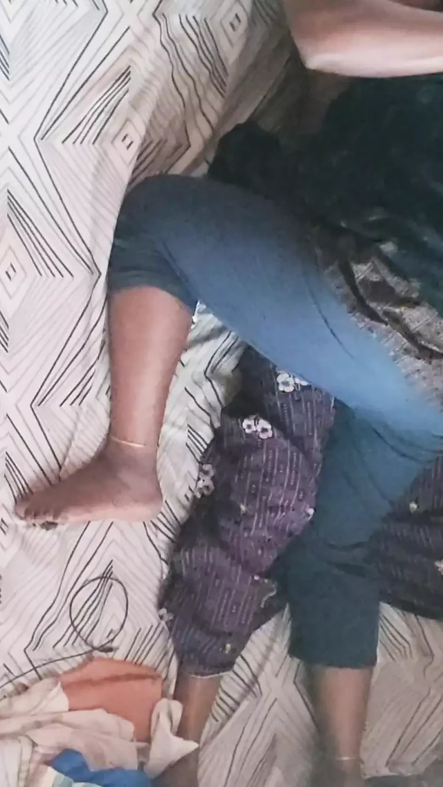 Hintli genç kız yatakta mutlu sonla romantik seks yapıyor