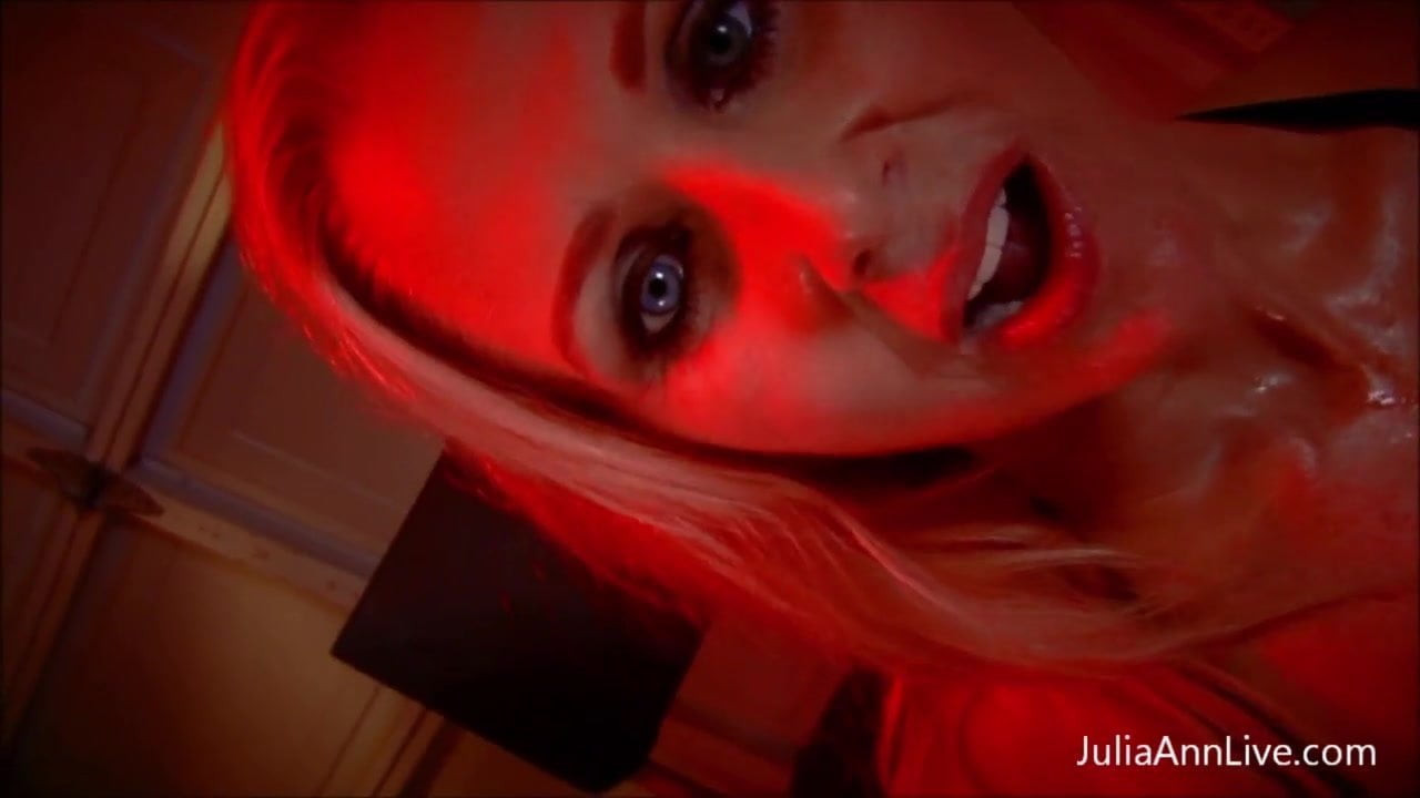 Seksi milf Julia ann sigara içerken sikini yalıyor!