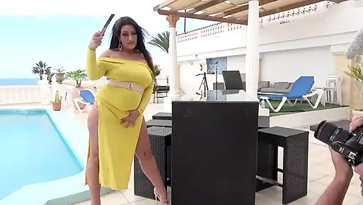 Büyük doğal memeli seksi hatun fotoğraflanıyor ve sert sikiliyor derleme