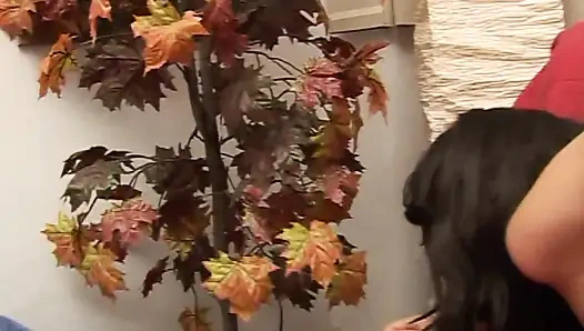 Büyük memeli Asyalı maskeli kız yarak emiyor