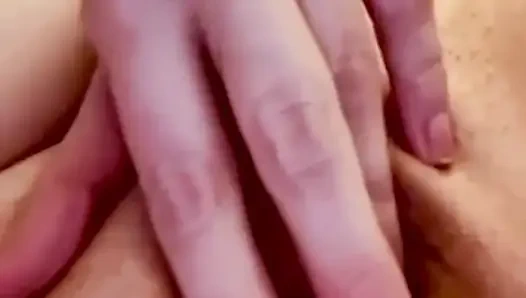 Orta yaşlı seksi kadın amcığını sikiyor