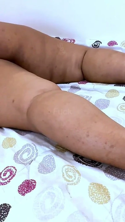 Yeni evli seksi büyük kıçlı 20 yaşındaki karı kocasını aldatıyor ve koca işteyken eski erkek arkadaşıyla sikişiyor | Bölüm 1